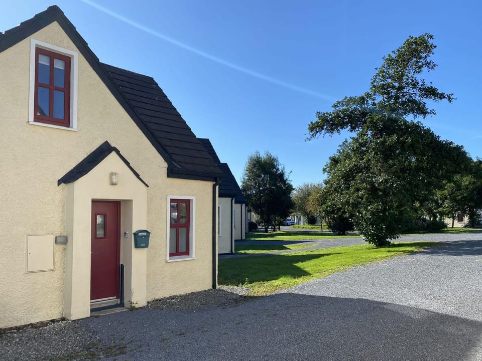 Property building, Facade/entrance, Neighbourhood, Parking