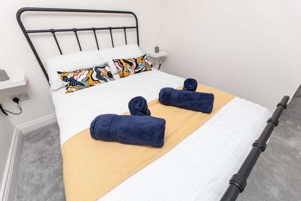 Bed, Photo of the whole room, Bedroom, towels