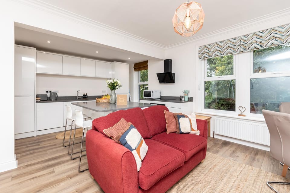 TV and multimedia, Kitchen or kitchenette, Living room, Seating area