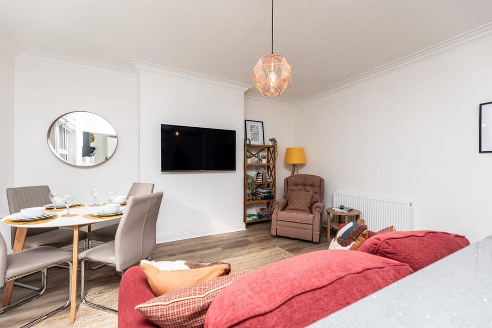 TV and multimedia, Living room, Seating area, Dining area, Evening entertainment
