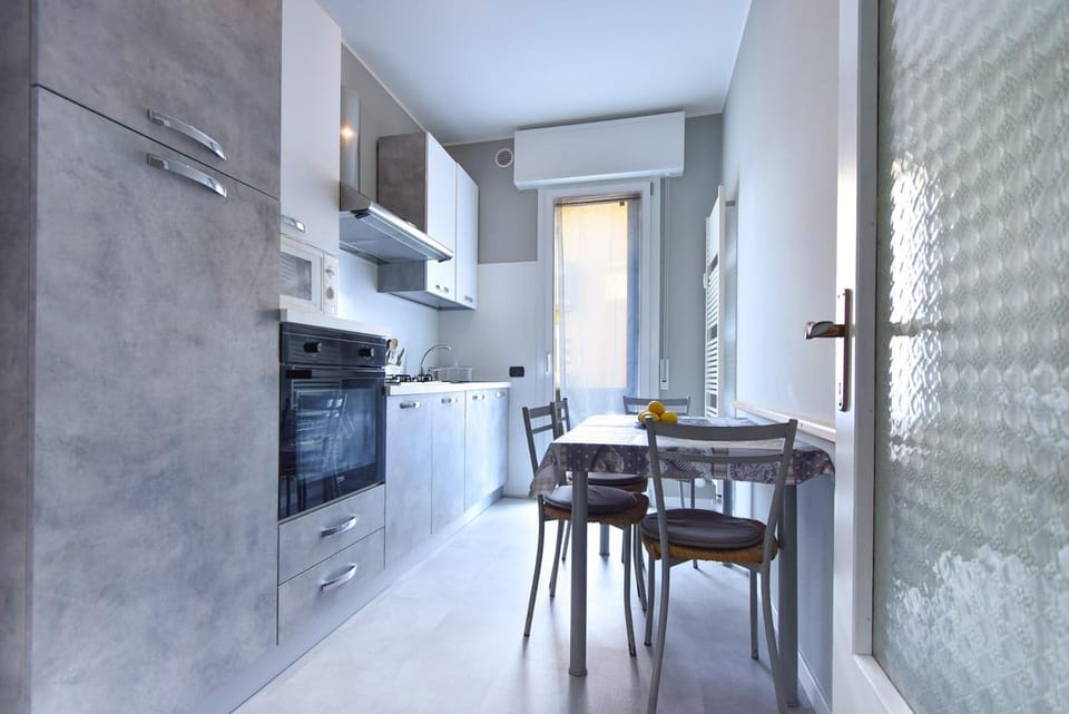 Kitchen or kitchenette, Dining area, oven, stove