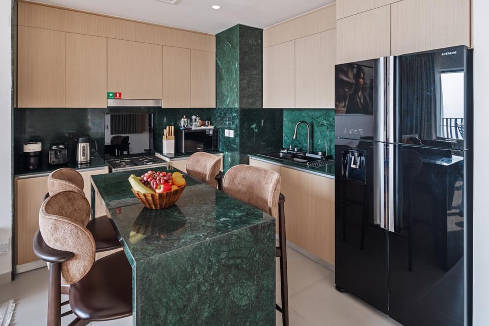 Coffee/tea facilities, Kitchen or kitchenette, Living room, Seating area, Dining area, oven, stove, toaster