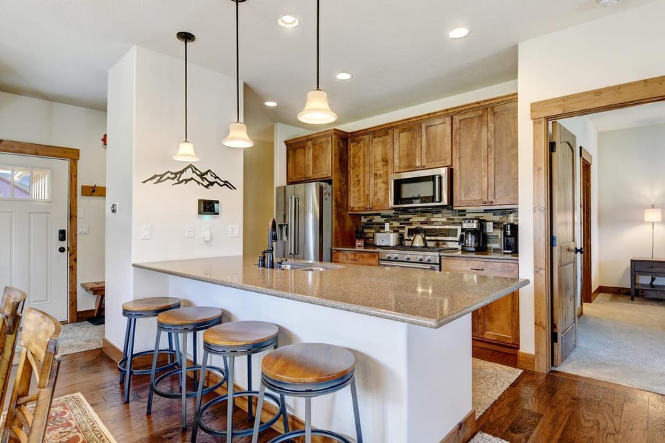 Kitchen or kitchenette, Seating area, Dining area, dishwasher, oven, stove