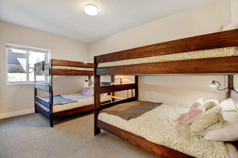 Bedroom, bunk bed