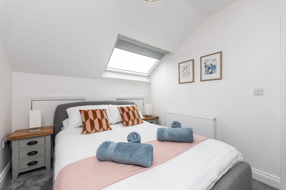 Bed, Photo of the whole room, Bedroom, towels