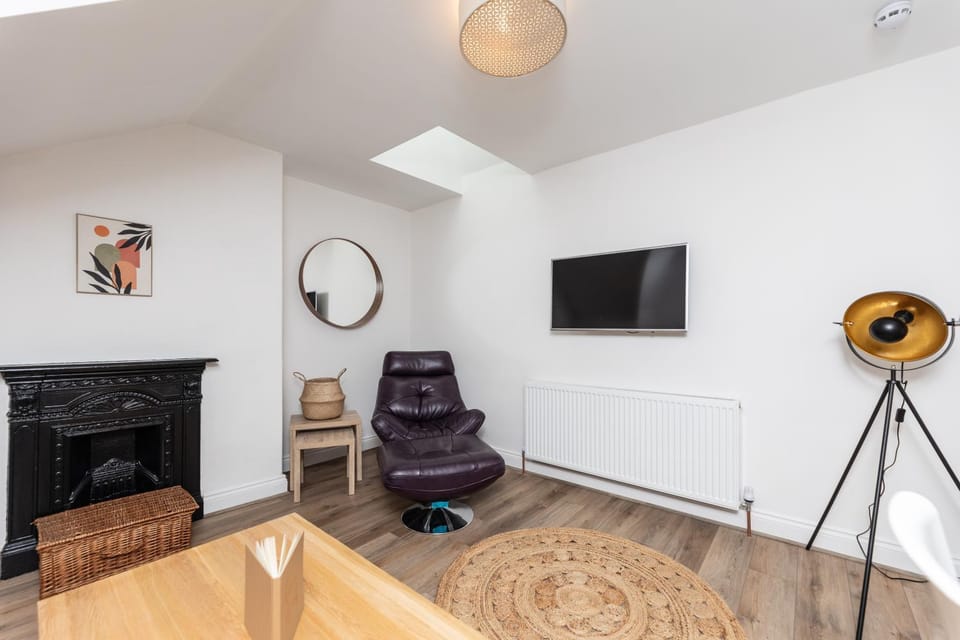 TV and multimedia, Living room, Seating area, Evening entertainment