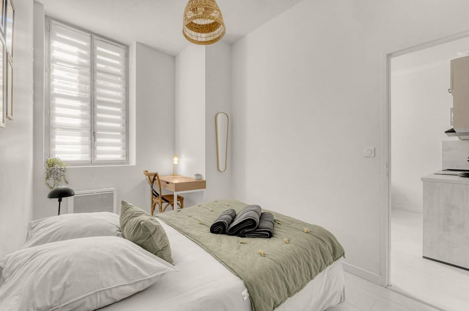Bed, Photo of the whole room, Bedroom, towels