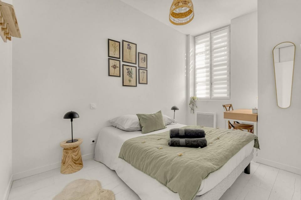 Bed, Photo of the whole room, Bedroom, towels