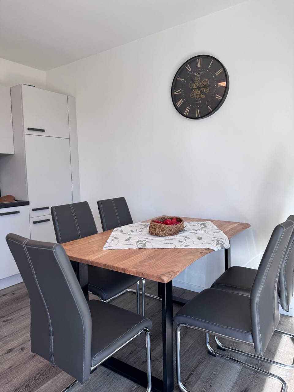 Seating area, Food