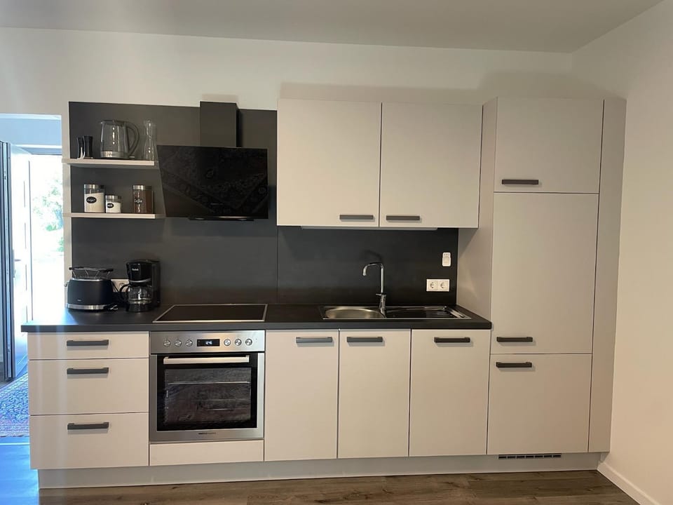 Coffee/tea facilities, Kitchen or kitchenette, oven, stove, toaster