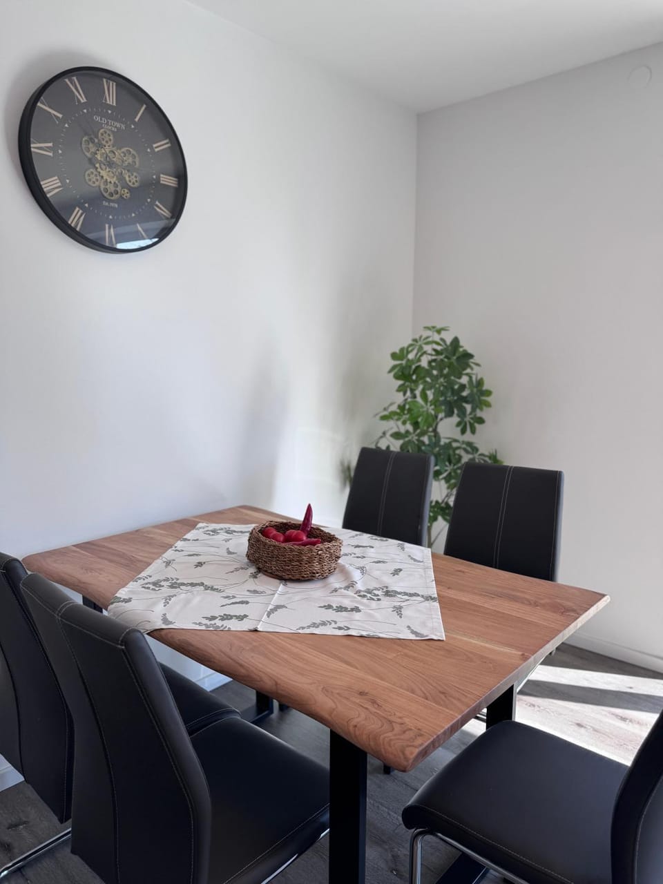 Seating area, Dining area