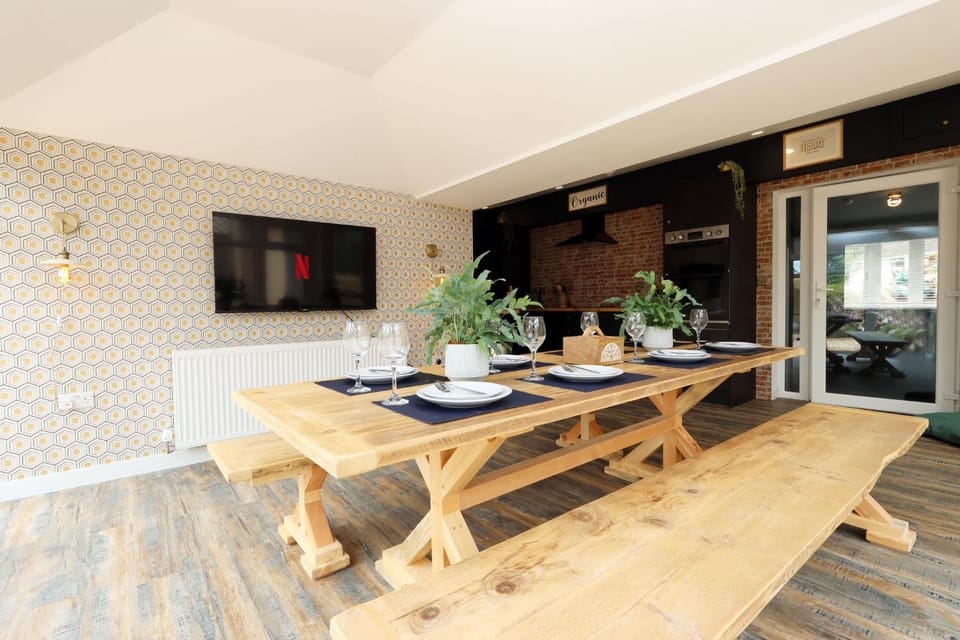 Sleeps14,Sauna,ColdPlunge,Hottub,game room,XLgarden House in Wales