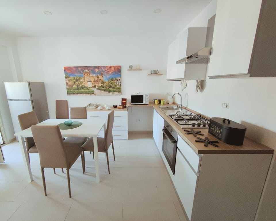 Coffee/tea facilities, Kitchen or kitchenette, Dining area, Food, Meals, Meals, Breakfast, Dinner, minibar, oven, stove, toaster, kitchen