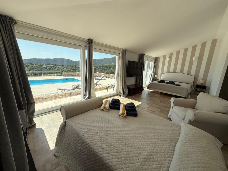 Bed, Living room, Photo of the whole room, Pool view, Sea view, Swimming pool, towels
