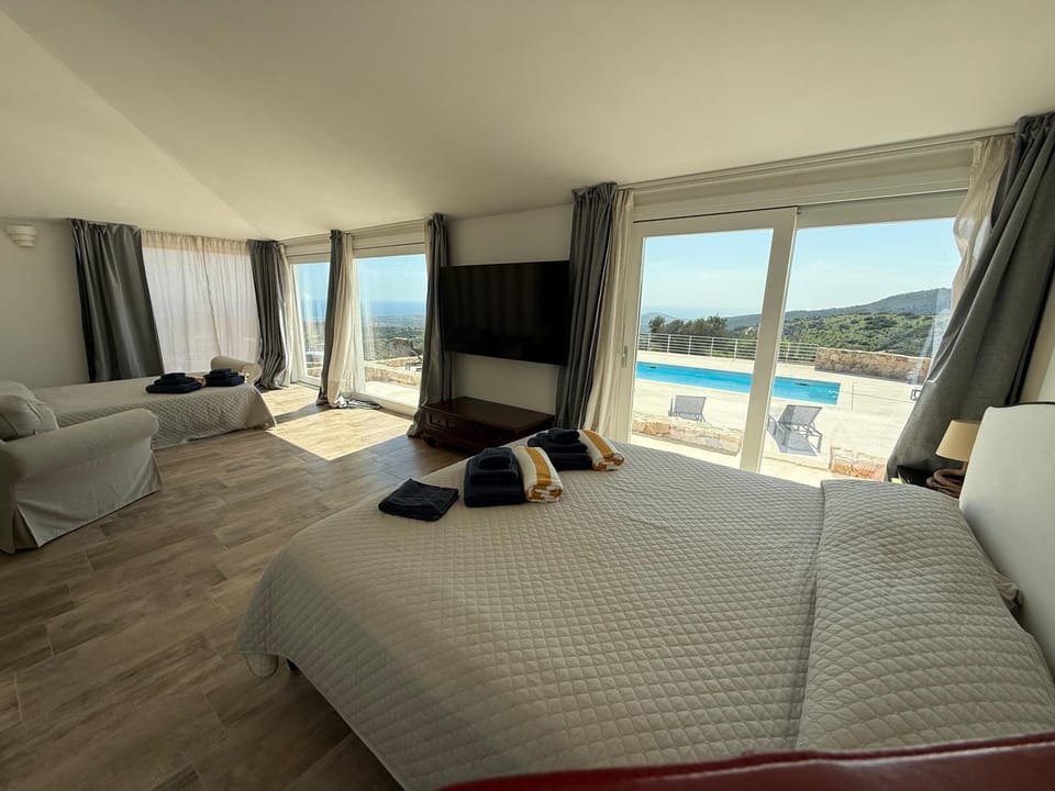 View (from property/room), Living room, Photo of the whole room, Bedroom, Sea view, Swimming pool, towels