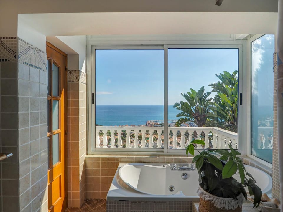 Bathroom, Sea view
