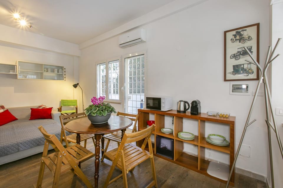 Coffee/tea facilities, Seating area, Dining area, air conditioner
