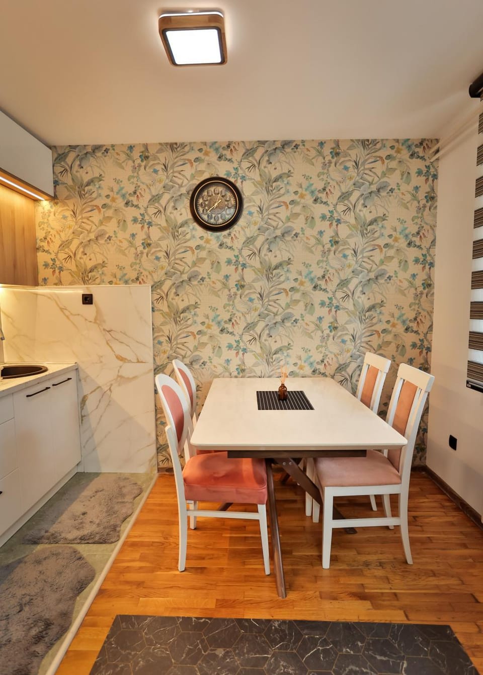 Kitchen or kitchenette, Living room, Seating area, Dining area