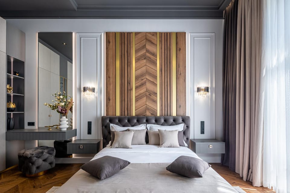 Bed, Seating area, Bedroom