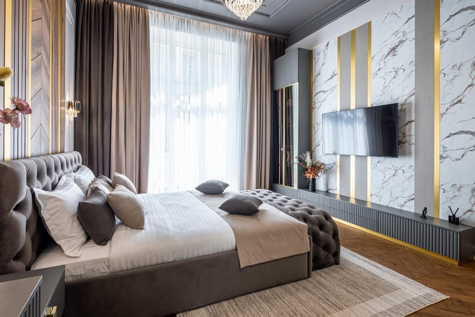 Bed, TV and multimedia, Seating area, Bedroom