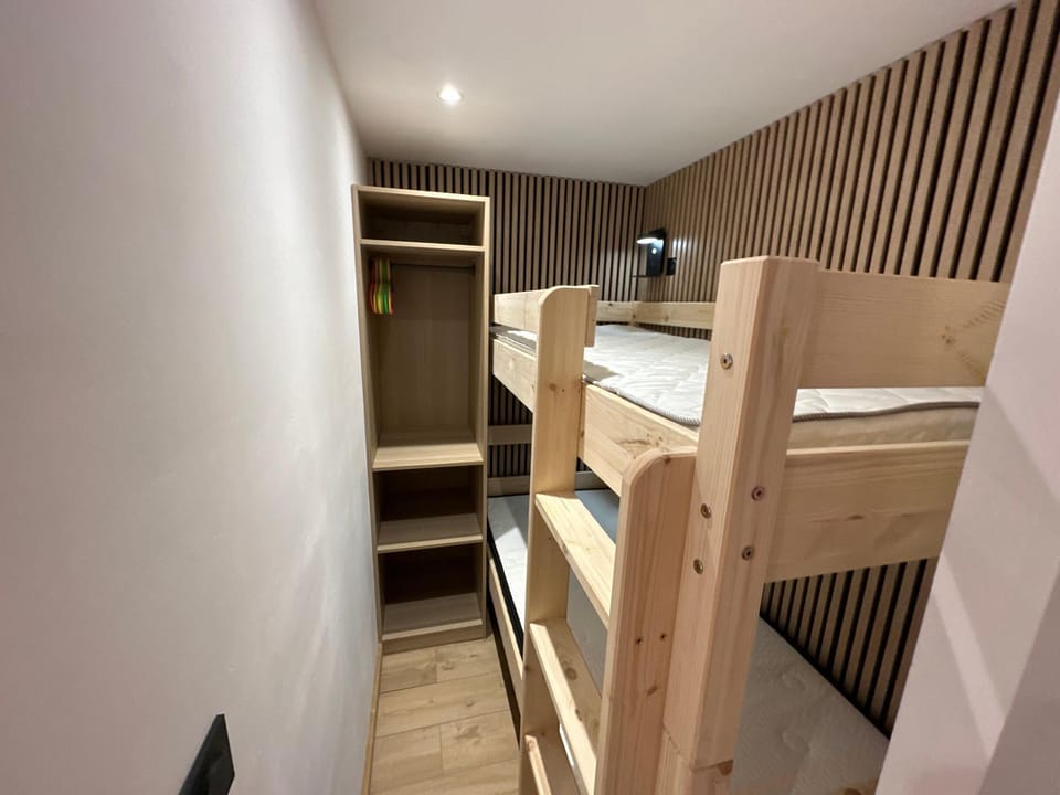 Bedroom, bunk bed