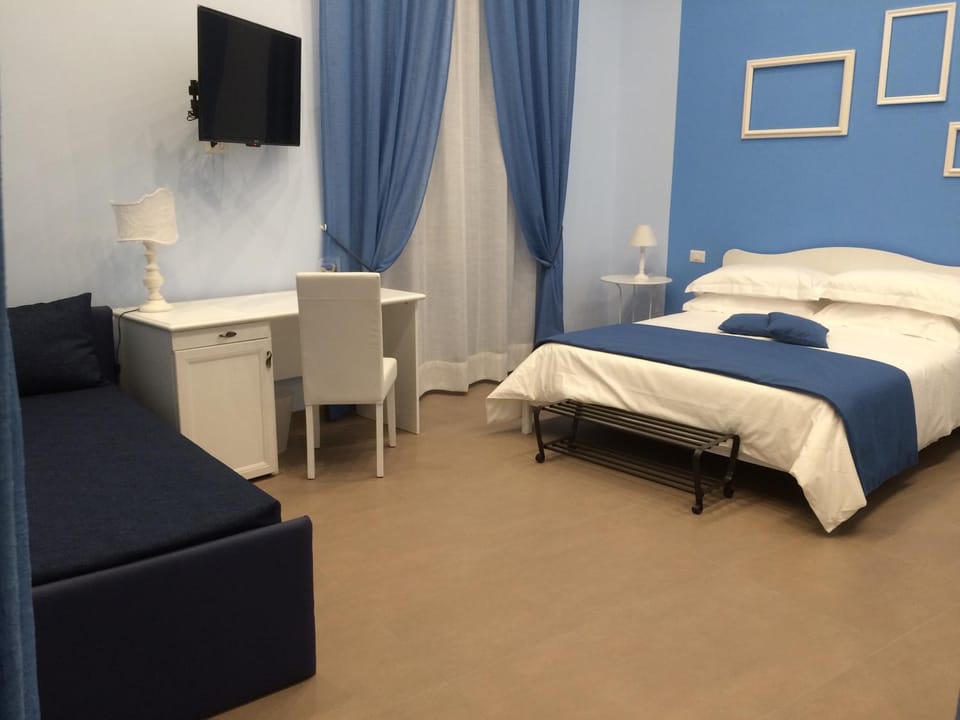 Photo of the whole room, Decorative detail, Bedroom