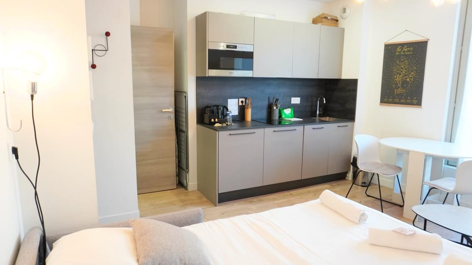 Coffee/tea facilities, Kitchen or kitchenette, Dining area, toaster
