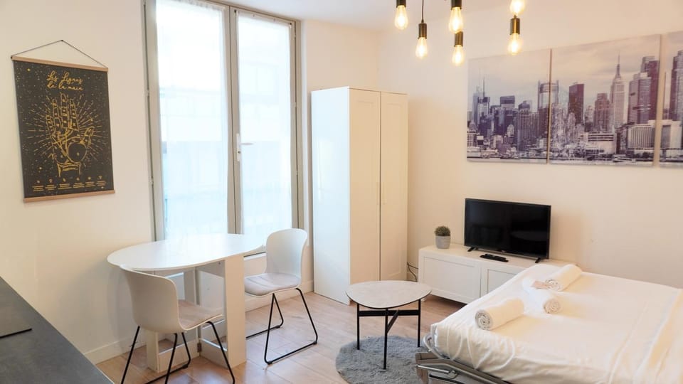 Communal lounge/ TV room, Bed, TV and multimedia, Living room, Seating area, Dining area