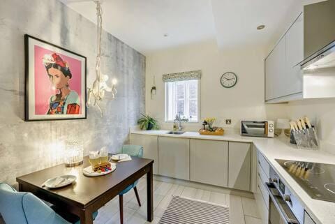 Beautiful Town Centre Apartment 110 Square Metre With Parking WEEKLY and MONTHLY Reduced Rates Apartment in Shrewsbury