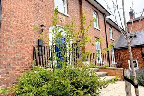 Beautiful Town Centre Apartment 110 Square Metre With Parking WEEKLY and MONTHLY Reduced Rates Apartment in Shrewsbury