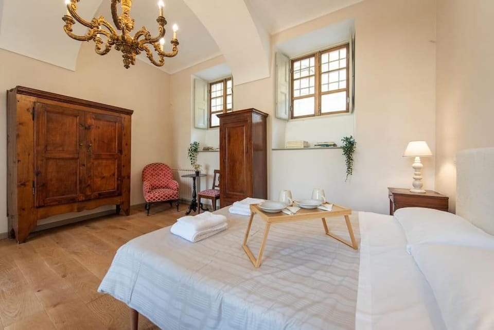 Photo of the whole room, Bedroom, Breakfast, wardrobe