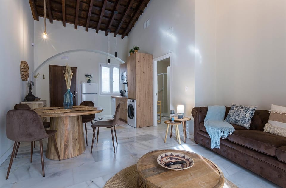 Kitchen or kitchenette, Living room, Seating area, Dining area