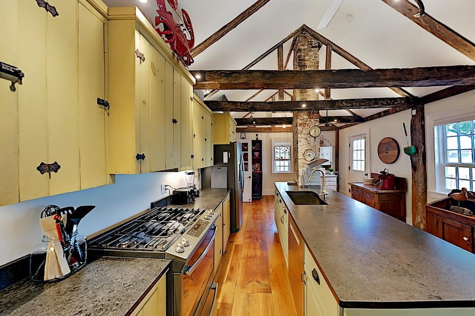 Kitchen or kitchenette, pet friendly, stove