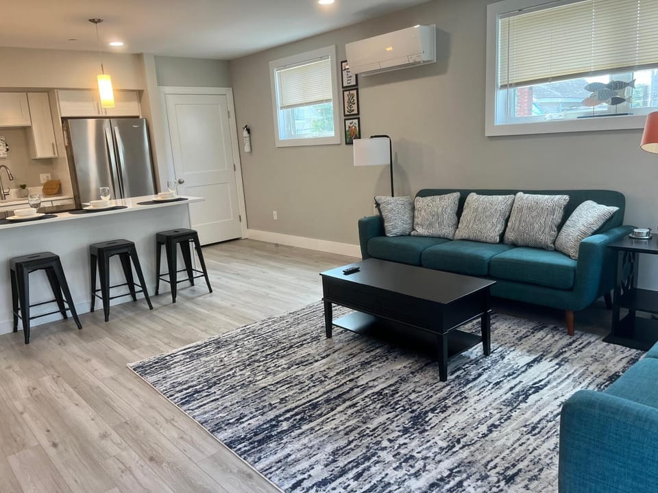 Kitchen or kitchenette, Living room, Seating area, Dining area, pet friendly, air conditioner