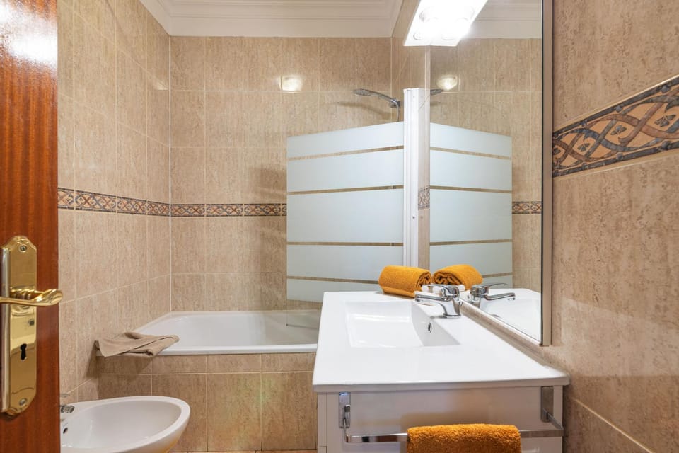 Shower, Toilet, Bathroom, Bath, towels