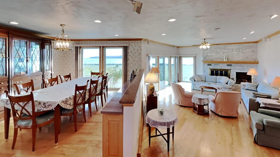 Living room, Seating area, Dining area, Sea view, fireplace, pet friendly