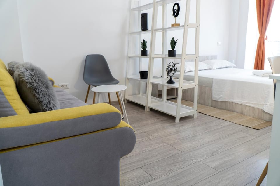 Bed, Living room, Photo of the whole room, Seating area, Bedroom