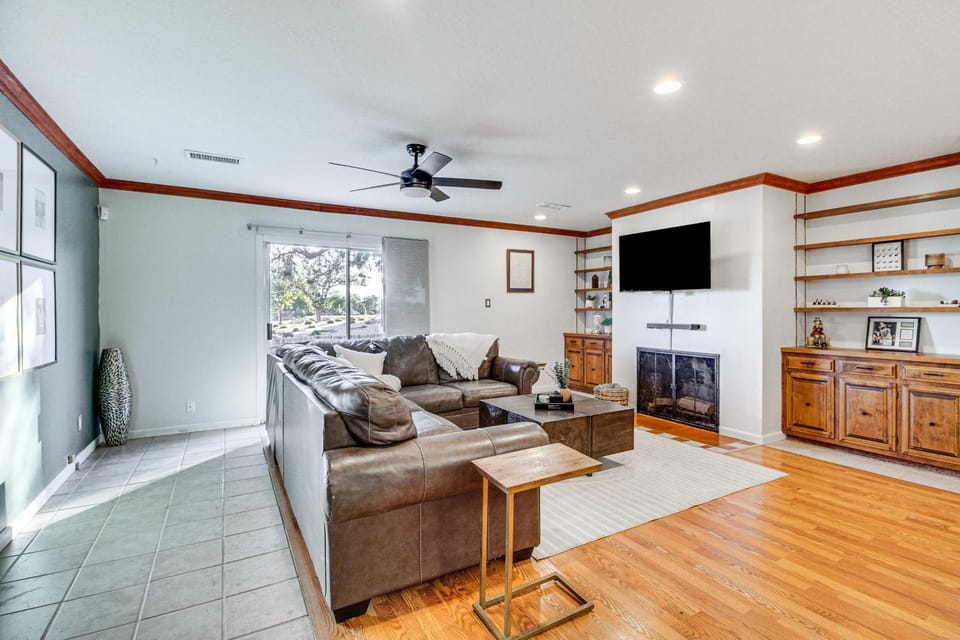 Walk to Paradise Hills Golf Course: Condo w/ Patio House in Rio Rancho