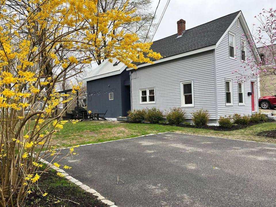 Property building, Neighbourhood, Garden, Garden view, Street view