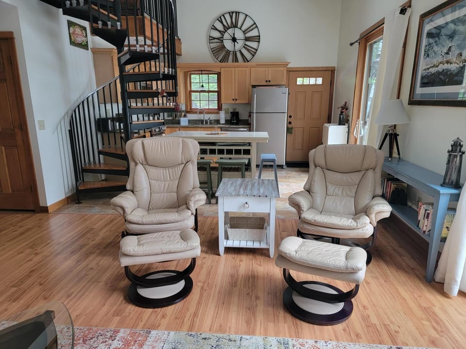 Kitchen or kitchenette, Living room, Seating area, Dining area