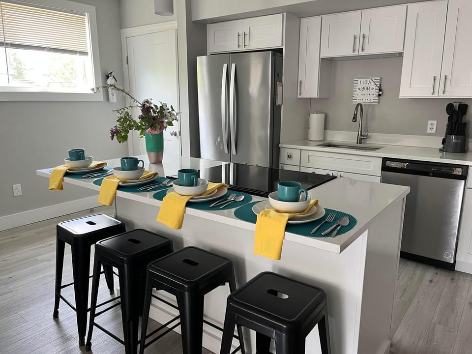 Kitchen or kitchenette, Seating area, Dining area, oven, pet friendly, stove