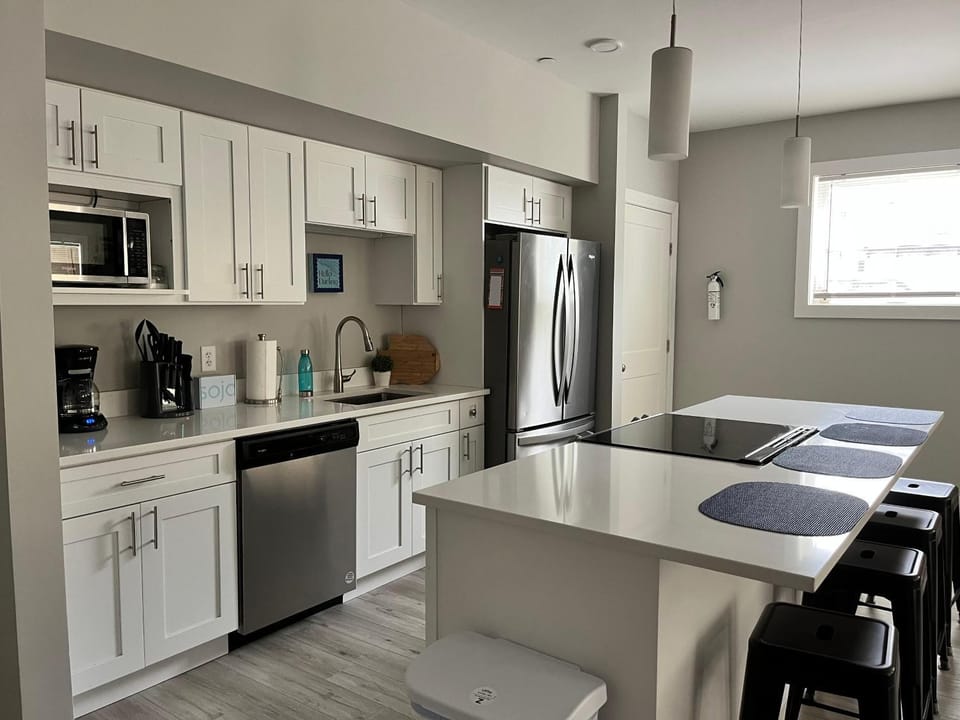 Coffee/tea facilities, Kitchen or kitchenette, Dining area, dishwasher, oven, pet friendly, stove, toaster