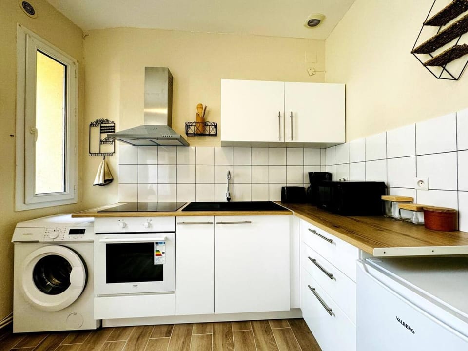 Coffee/tea facilities, Kitchen or kitchenette, dishwasher, oven, stove, toaster, washing machine