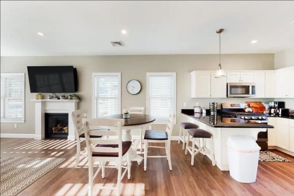 TV and multimedia, Coffee/tea facilities, Kitchen or kitchenette, Living room, Seating area, Dining area, oven, stove, toaster