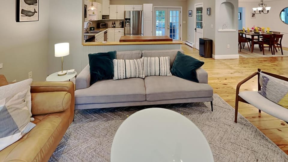 Kitchen or kitchenette, Living room, Seating area, Dining area