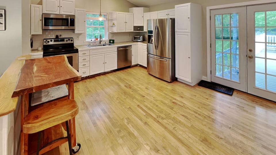 Kitchen or kitchenette, dishwasher, minibar, oven, stove, toaster
