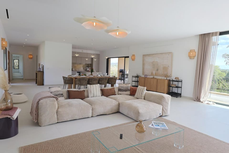 Coffee/tea facilities, Kitchen or kitchenette, Living room, Seating area, Dining area