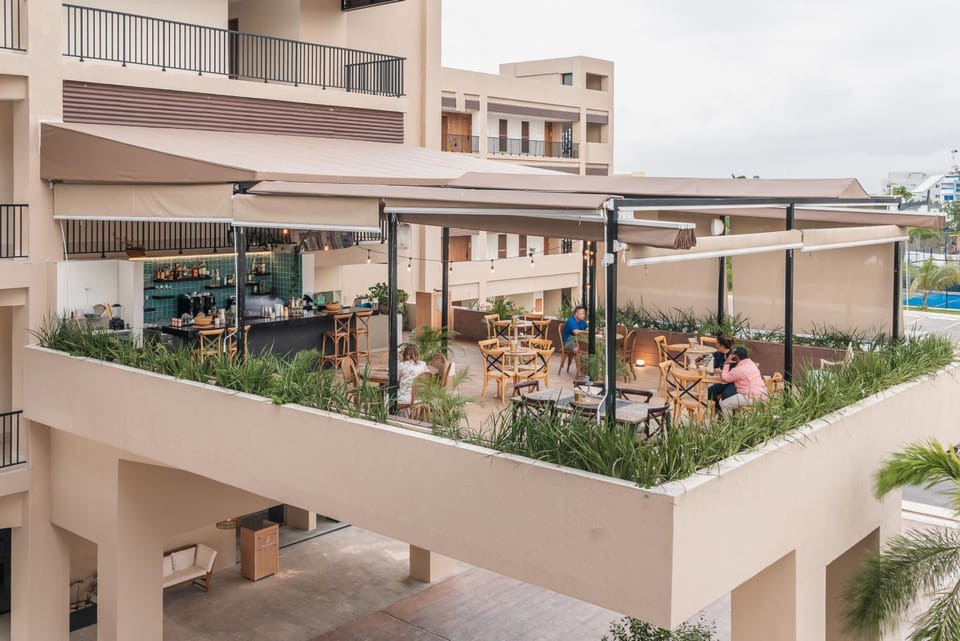 Restaurant/places to eat, Restaurant/places to eat, Lounge or bar