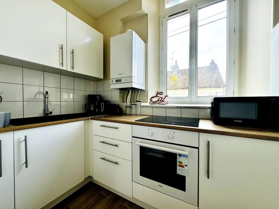 Coffee/tea facilities, oven, stove, kitchen