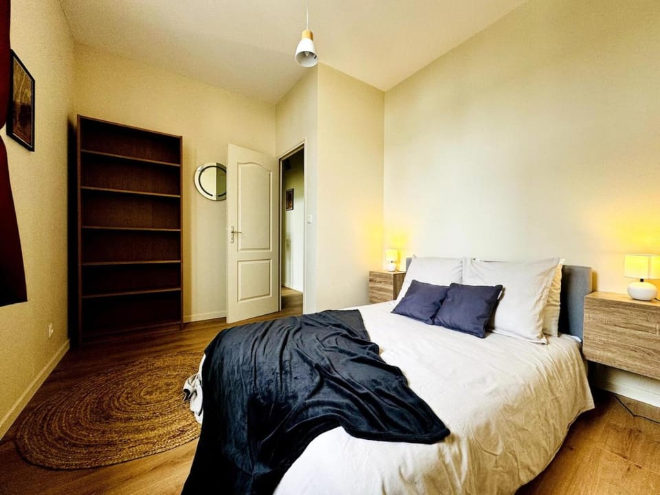 Photo of the whole room, Bedroom